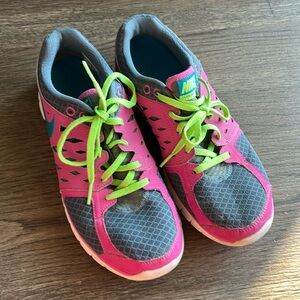 Nike tennis shoe. Size 8.5